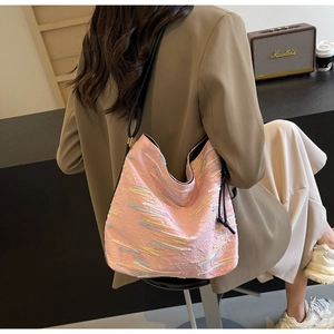Vue latérale du sac cabas rose texturé à rayures colorées porté par un mannequin