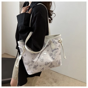 Détail d'un grand sac cabas avec d'élégants motifs papillons violets et cordon de serrage