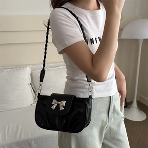 Sac bandoulière minimaliste en PU noir avec boucle nœud argenté et sangle tressée