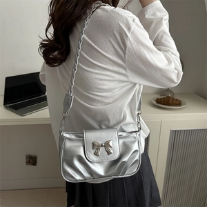Sac à main argenté en simili cuir plissé avec nœud métallique et bandoulière