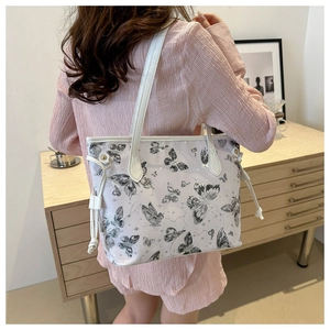 Détail du grand sac cabas blanc avec imprimé papillon et finitions avec cordons de serrage