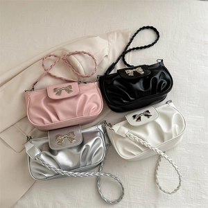 Sac à bandoulière minimaliste avec poignée tressée et boucle nœud en rose, noir et argent