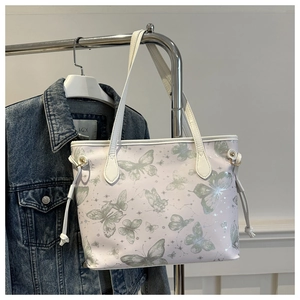 Détail du sac cabas blanc à imprimé papillon avec cordon de serrage latéral et double sangle