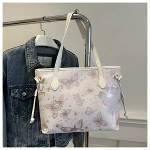 Gros plan sur le grand sac cabas à imprimé papillon en cuir PU blanc avec cordon latéral