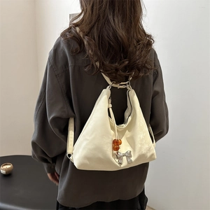 Borsa tote beige in morbida pelle con fiocco metallico e ciondolo in perle d'ambra