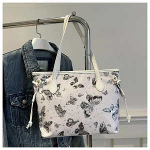 Détail du grand sac cabas avec imprimés papillons et motifs de constellations argent