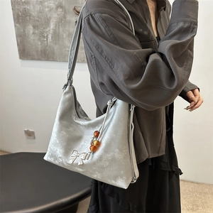 Borsa a spalla in velluto grigio argento con fiocco in metallo e charm arancione