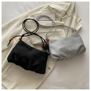 Détails de sacs à bandoulière souples avec base froncée et cordon à perles d'ambre