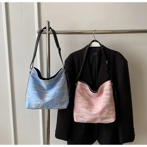 Gros plan de sacs à main pastel avec motif monogramme et broderies multicolores