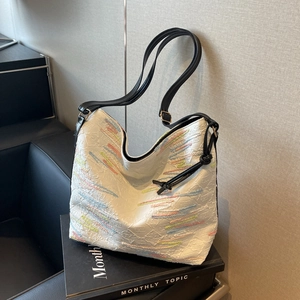 Sac fourre-tout blanc en similicuir avec gaufrage monogramme coloré et anses noires