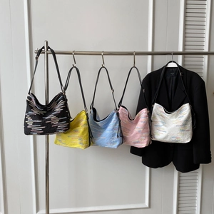 Sacs à bandoulière plissés colorés avec broderie présentés en cinq couleurs vives