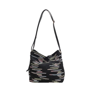 Sac à bandoulière matelassé noir avec broderie colorée et sangle réglable amovible