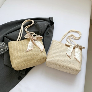 Sac fourre-tout en paille avec poignées en corde et foulard en soie à motif de cœur