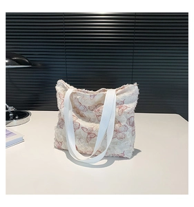 Nahaufnahme von Schmetterlingsstickerei und Fransen am Canvas-Shopper für Damen