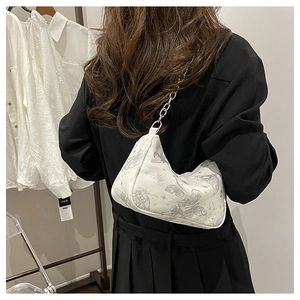 Détail du sac à bandoulière blanc en croissant avec imprimé papillon gris et chaîne
