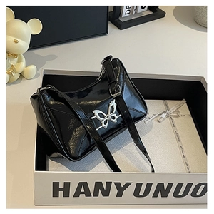 Borsa a spalla in pelle verniciata nera con farfalla d'argento in una scatola regalo bianca