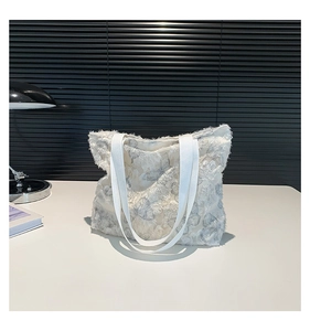 Nahaufnahme des weißen Jacquard-Stoffs mit grauen Schmetterlings-Stickereien am Shopper
