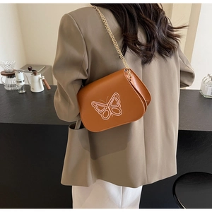 Sac bandoulière marron en similicuir avec broderie papillon et chaîne dorée