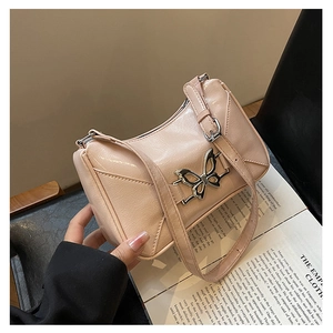 Dettaglio della borsa in pelle verniciata rosa pallido con fibbia a farfalla in metallo