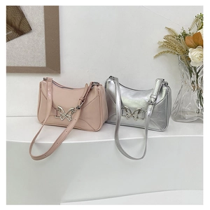 Dettaglio di borse alla moda con fibbia a farfalla in rosa opaco e argento metallizzato