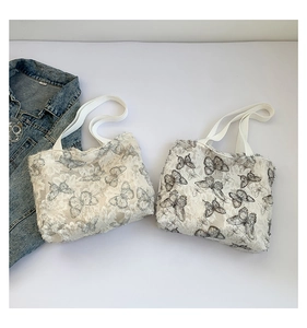 Detail der 3D-Schmetterlingsstickerei auf der halbtransparenten Spitzen-Tote-Bag