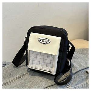 Détail du mini sac carré en toile noir et blanc avec poche PVC transparente et logo