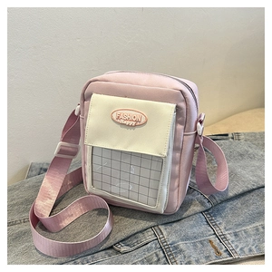 Détail du sac bandoulière rose et blanc avec sangle réglable et poche avant filet