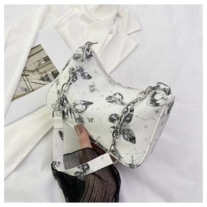 Détail du sac à bandoulière en PU blanc avec imprimés papillon et chaîne en métal argenté