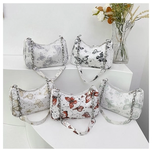 Collection de sacs à bandoulière à imprimé papillon en cinq couleurs sur des supports