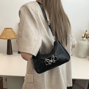 Borsa sottobraccio in pelle PU nera lucida stile Y2K con fibbia a farfalla argento
