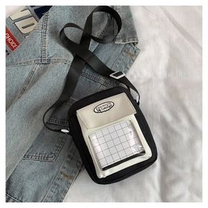 Détail du petit sac en toile avec poche PVC transparente et écusson Fashion Happy