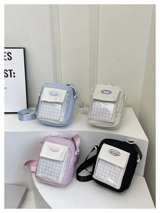 Collection de quatre couleurs de petits sacs carrés en toile avec fenêtre à carreaux
