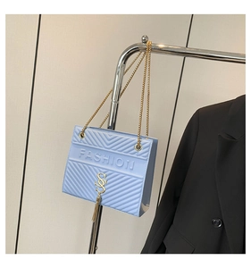 Detail der hellblauen gesteppten Ledertasche mit Goldkette und Metallquaste