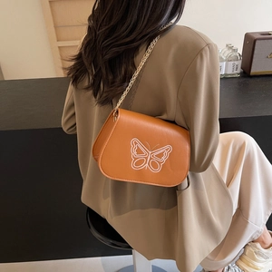 Sac bandoulière caramel avec broderie papillon blanche et chaîne dorée