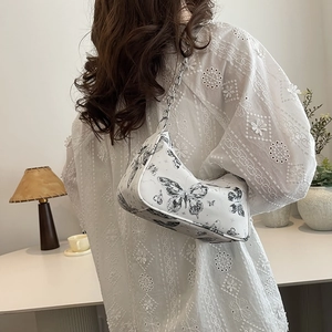 Sac à bandoulière blanc avec imprimé papillon noir et chaîne en métal argenté pour femme