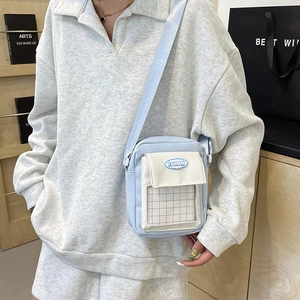 Petit sac bandoulière bleu clair et blanc avec fenêtre à carreaux et sangle réglable