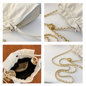 Détails du sac seau blanc matelassé avec chaîne dorée et boule métallique réglable