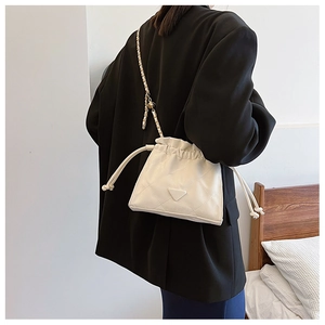 Vue détaillée du sac cabas matelassé blanc avec bandoulière chaîne dorée sur modèle