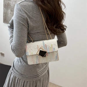 Weiße Ketten-Schultertasche mit buntem Tropfenmuster und Goldkette für Damen