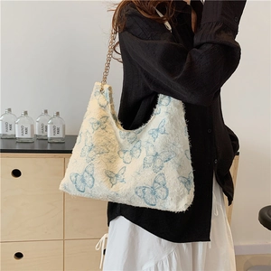 Grand sac cabas en toile avec imprimés papillon bleus, bords effilochés et chaîne dorée