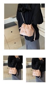 Sac seau en cuir verni rose avec nœud et bandoulière chaîne sous plusieurs angles