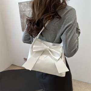 Sac à bandoulière blanc minimaliste avec grand nœud sur un cabas chic en cuir PU