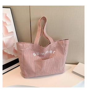 Détail du sac cabas en toile à rayures rouges avec imprimé Summer et poche avant