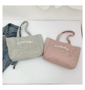 Détail de sacs cabas en toile rayée avec broderie summer et grande capacité de stockage
