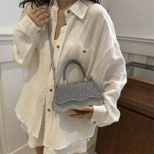 Sac bandoulière minimaliste bleu clair avec strass brillants et bordure à vagues