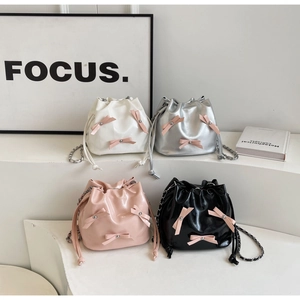 Sacs seaux à cordon avec nœud en blanc, argent, rose et noir avec bandoulières chaînes