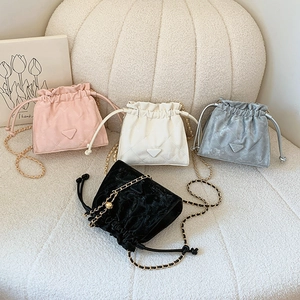 Sacs seau en velours matelassé avec bandoulière chaîne en noir rose argent blanc