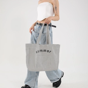 Grand sac cabas en toile rayée avec imprimé Summer et doubles bretelles sur modèle