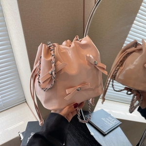Sac Seau à Nœud et Chaîne Grande Capacité pour Femme en Cuir PU Verni Sac à Bandoulière à Cordon Style Doux
