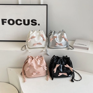 Sacs seau à nœud avec bandoulière chaîne en blanc, argent, rose et noir brillant